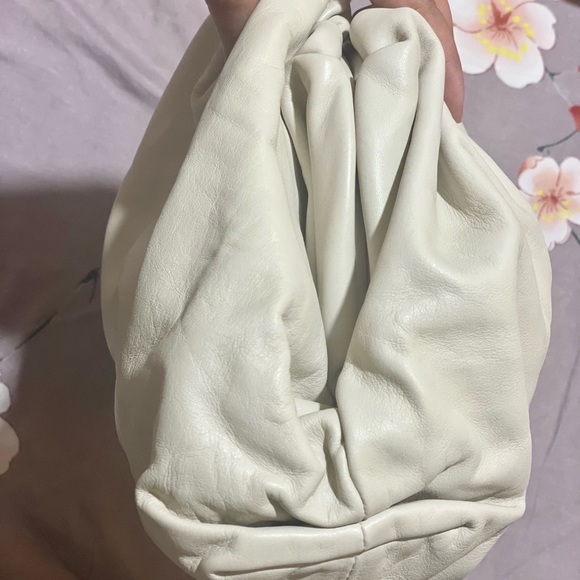 SOLDBottega Veneta Cloud Pouch in Leather - Picture 3 of 8